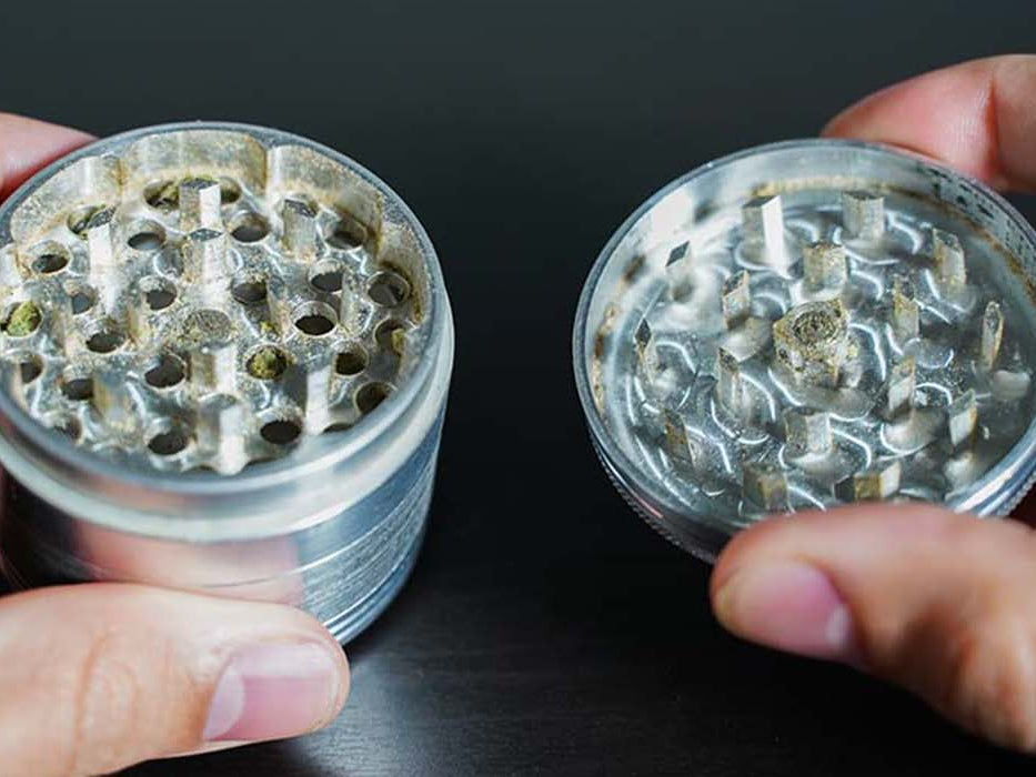 how does a weed grinder work